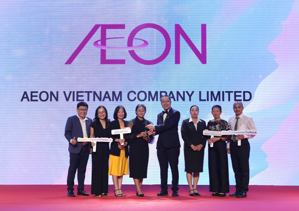 Các đại diện của AEON Việt Nam nhận giải thưởng “Nơi làm việc tốt nhất Châu Á 2022” của Tạp chí HR Asia vào chiều tối ngày 11/8