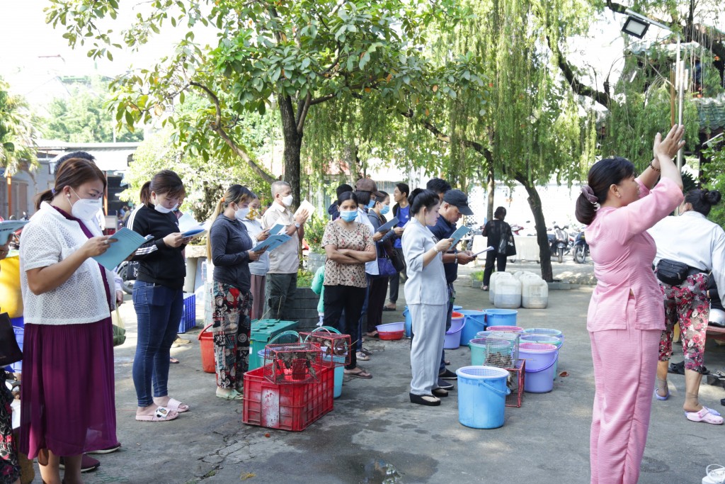 TP Hồ Chí Minh: Tái diễn cảnh trên bờ thả cá phóng sinh, dưới sông ...