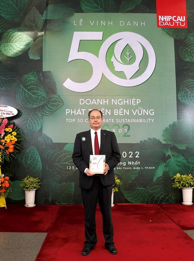 Ông Seigo Fujimaru – Phó Tổng Giám đốc Điều hành Dai-ichi Life Việt Nam, nhận giải thưởng “Top 50 Doanh nghiệp Phát triển Bền vững 2022” do Tạp chí Nhịp Cầu Đầu Tư tổ chức