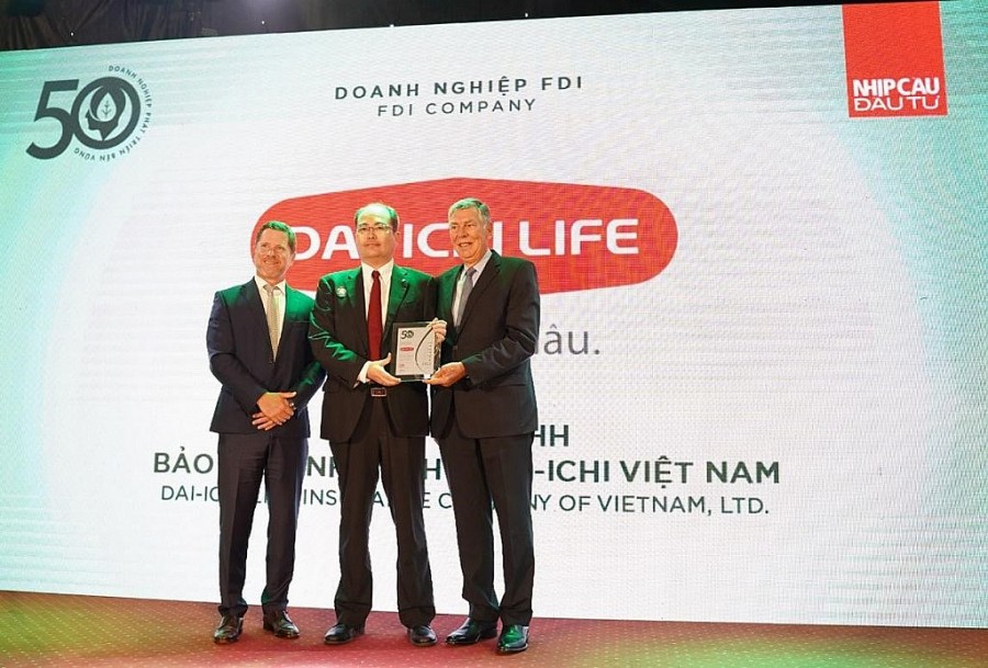 Ông Seigo Fujimaru – Phó Tổng Giám đốc Điều hành Dai-ichi Life Việt Nam, nhận giải thưởng “Top 50 Doanh nghiệp Phát triển Bền vững 2022”