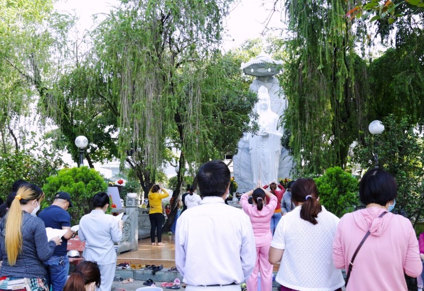 ừ sáng sớm, hàng trăm người dân đã đổ về chùa Diệu Pháp phóng sinh, cầu bình an nhân ngày Rằm tháng 7