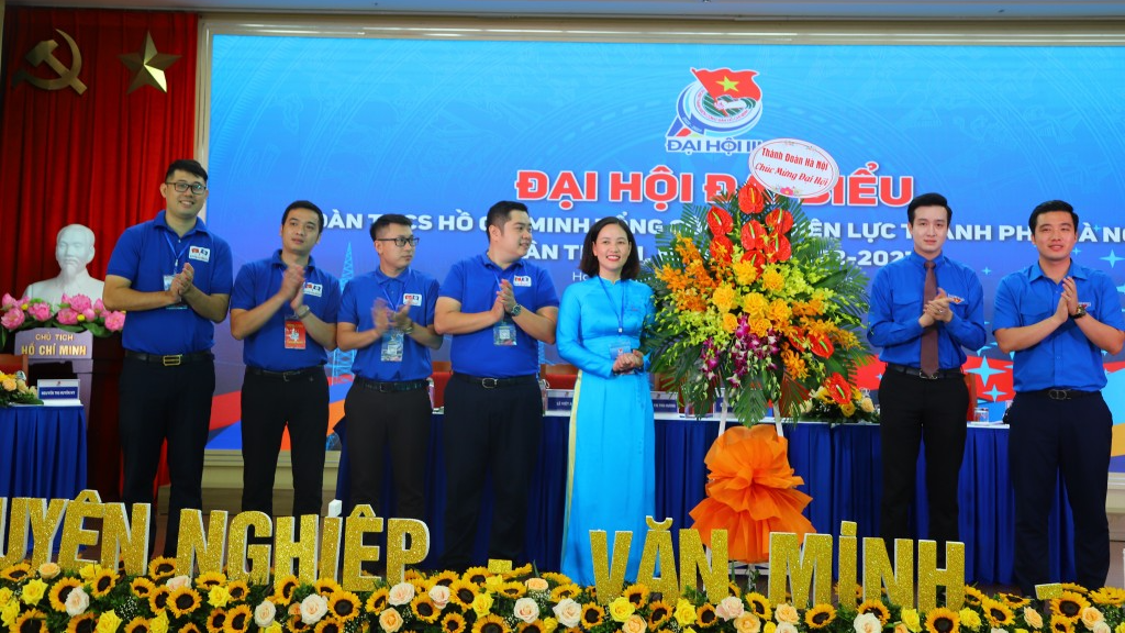 Phó Bí thư Thành đoàn Hà Nội Đào Đức Việt tặng hoa chúc mừng Đại hội 