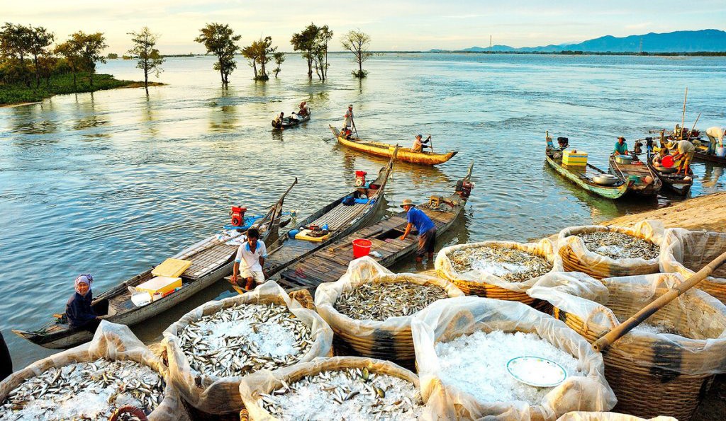 Nhà thơ Nguyễn Hồng Vinh “vấn vương sông nước”