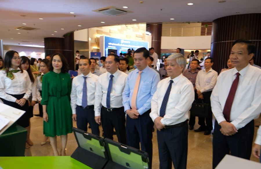 Các đồng chí Lãnh đạo Trung ương MTTQ Việt Nam, Đảng ủy Khối DNTW đến thăm gian hàng trưng bày của Vietcombank