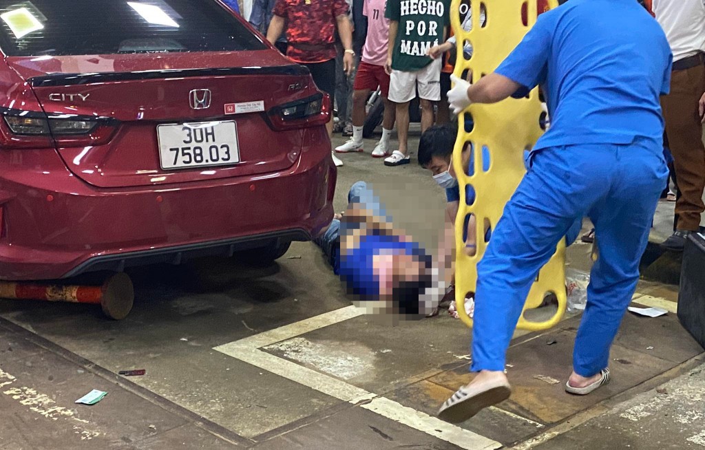 Lực lượng chức năng nhanh chóng có mặt tại hiện trường, đưa người bị nạn vào viện cấp cứu Lực lượng chức năng nhanh chóng có mặt tại hiện trường, đưa người bị nạn vào viện cấp cứu