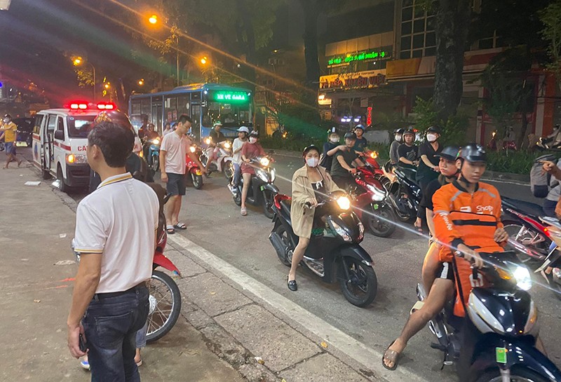 Xe cứu thương tới hiện trường đưa người bị nạn đi cấp cứu Xe cứu thương tới hiện trường đưa người bị nạn đi cấp cứu