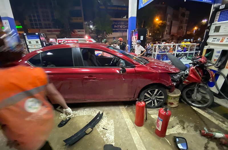 Hiện trường vụ “xe ô tô điên” đâm vào cây xăng đường Láng khiến nhiều người bị thương Hiện trường vụ “xe ô tô điên” đâm vào cây xăng đường Láng khiến nhiều người bị thương