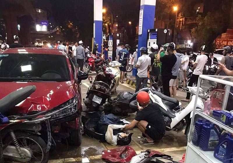 Một phụ nữ bị thương đang được người dân hỗ trợ Một phụ nữ bị thương đang được người dân hỗ trợ