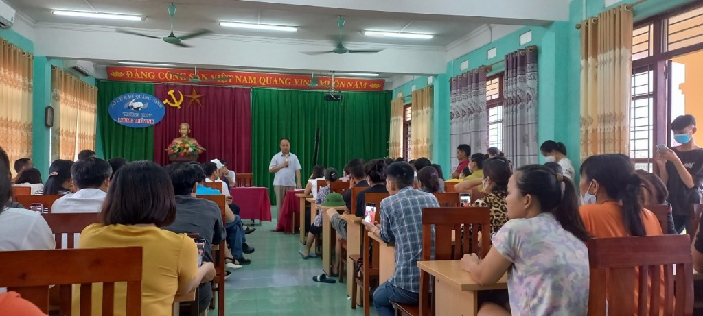 Hàng trăm phụ huynh bức xúc trước việc nhà trường thông báo trả hồ sơ, đã kéo đến trường yêu cầu Ban giám hiệu nhà trường làm rõ.