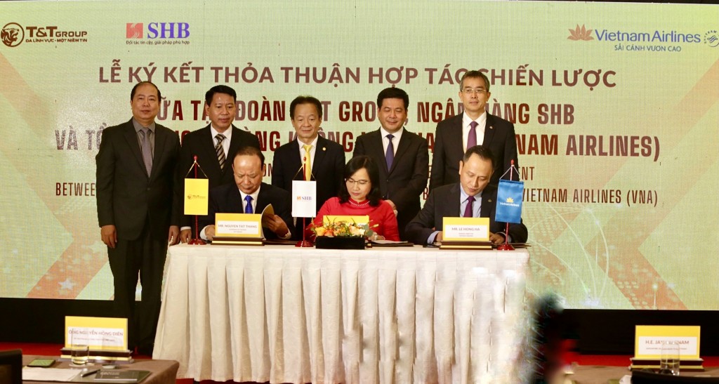 Đại diện Lãnh đạo Ngân hàng SHB, Tập đoàn T&T Group và Vietnam Airlines ký thỏa thuận hợp tác chiến lược