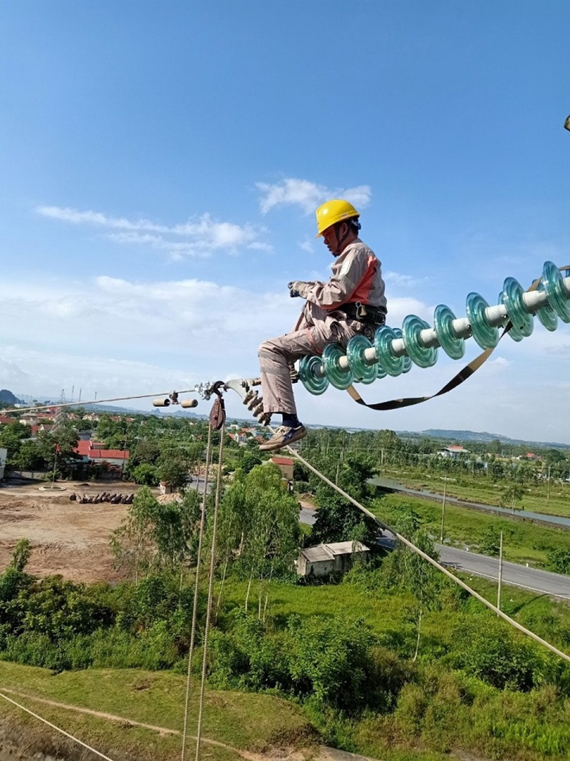 Đội Quản lý vận hành lưới điện cao thế Quảng Ninh khắc phục khiếm khuyết đường dây