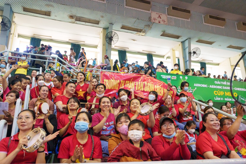 Không khí cổ vũ sôi nổi tại khu vực khán đài đã _tiếp lửa_ cho các em học sinh nỗ lực thi đấu hết mình Không khí cổ vũ sôi nổi tại khu vực khán đài đã _tiếp lửa_ cho các em học sinh nỗ lực thi đấu hết mình