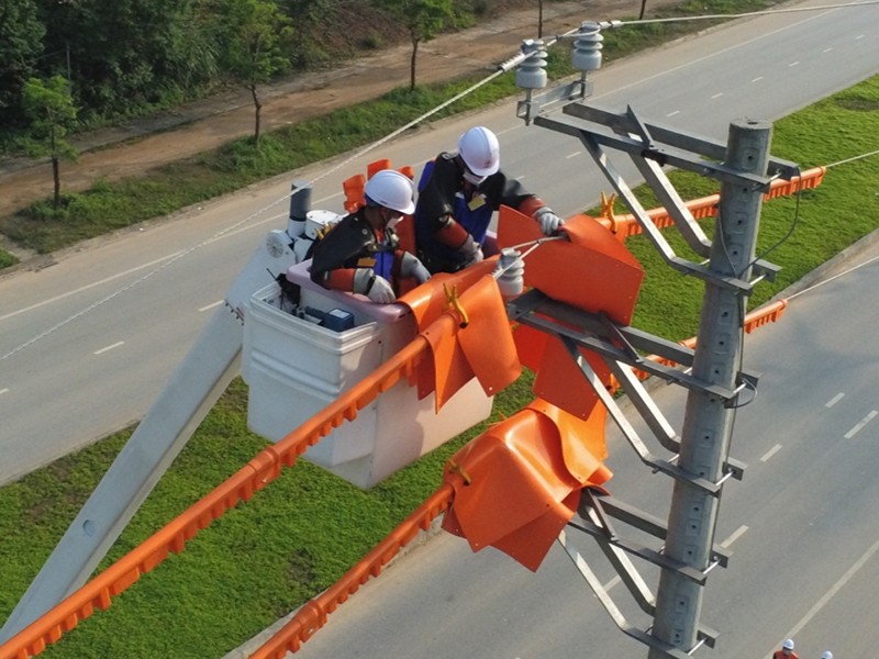 Đội sửa chữa hotline PC Yên Bái thực hiện công tác trên lưới điện 22kV.