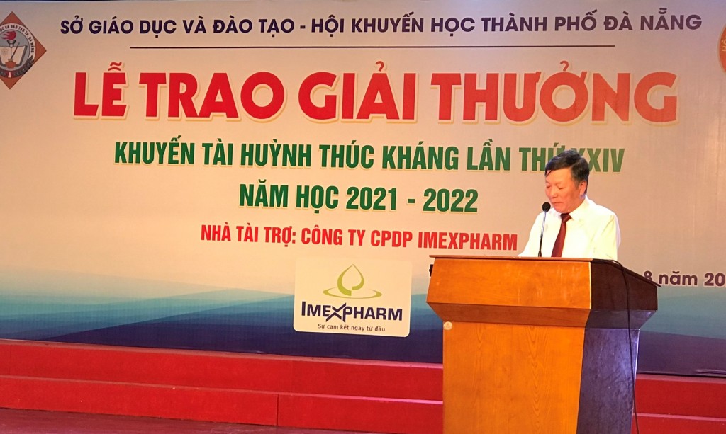 ông Lê Văn Trung, Trưởng Ban Dân vận Thành ủy Đà Nẵng biểu dương và khích lệ tinh thần phấn đấu trong học tập của các em học sinh (Ảnh Út Vũ)