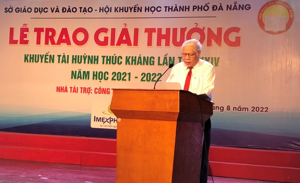 ông Nguyễn Hữu Xạ, Phó Chủ tịch Hội Khuyến học TP Đà Nẵng báo cáo kết quả xét thưởng (Ảnh Đ.Minh)