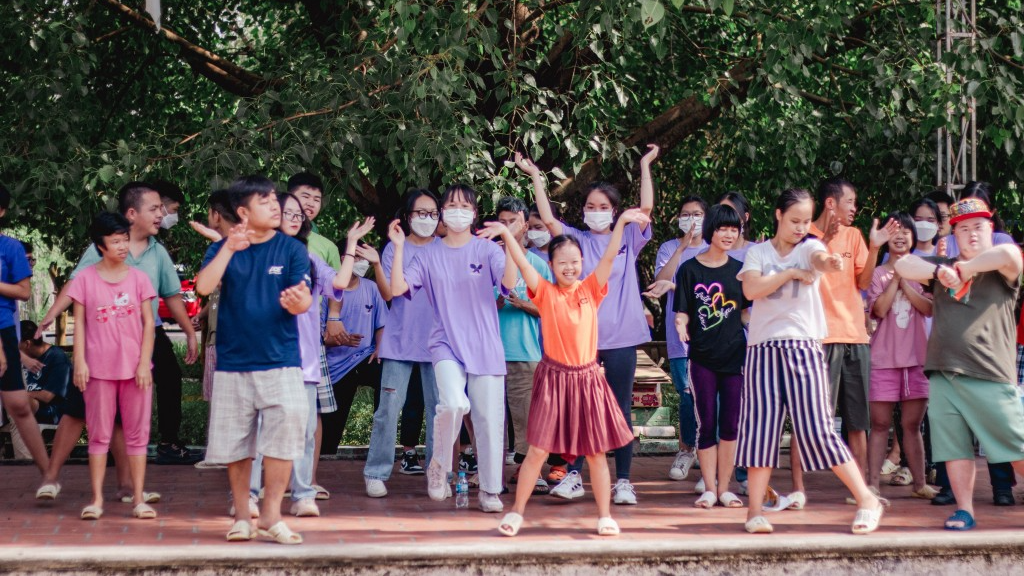 Thành viên dự án cùng giao lưu với trẻ em không may bị nhiễm chất độc da cam 