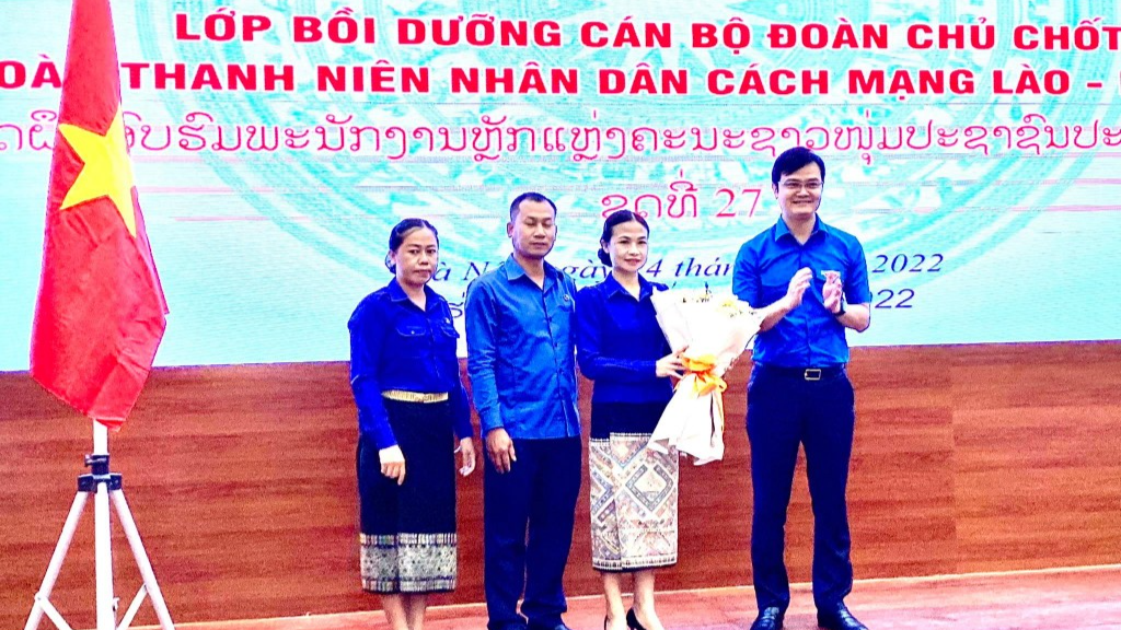 Bí thư Thường trực  Trung ương Đoàn Bùi Quang Huy tặng hoa tới Ban cán sự lớp 