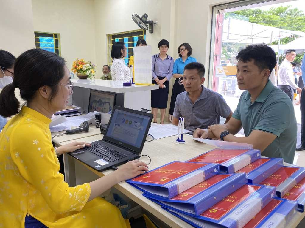 Cán bộ tại bưu điện hướng dẫn người dân nộp TTHC qua Cổng dịch vụ công của tỉnh.