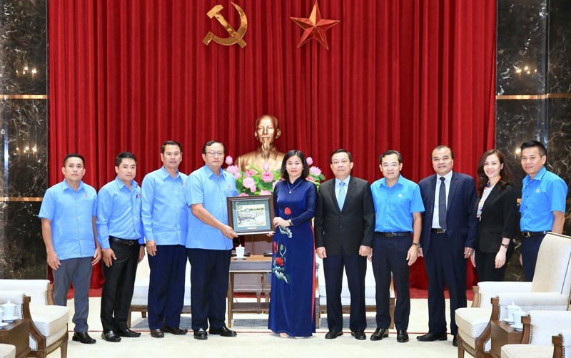 Phó Bí thư Thường trực Thành ủy Hà Nội Nguyễn Thị Tuyến trao quà lưu niệm tặng Đoàn đại biểu cấp cao Liên hiệp Công đoàn thành phố Viêng Chăn (Lào).
