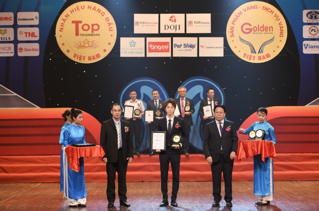 Ông Nguyễn Văn Tiến – Giám đốc Marketing Tập đoàn Vianco nhận giải thưởng “Top 50 Nhãn hiệu hàng đầu Việt Nam năm 2022”.