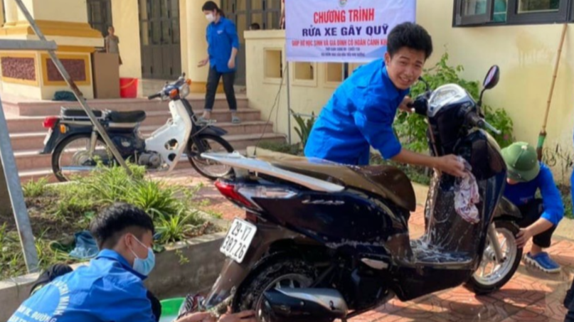 Bạn trẻ thị trấn Phú Minh rửa xe gây quỹ tặng quà học sinh khó khăn