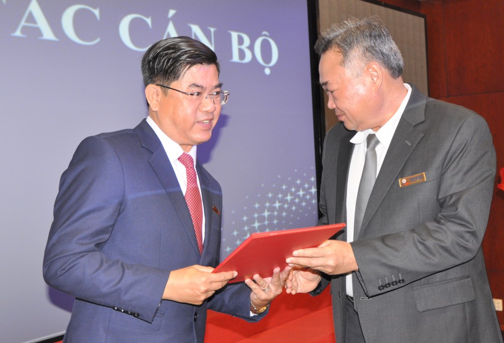 Chủ tịch EVNHCMC Phạm Quốc Bảo (bìa phải) trao quyết định bổ nhiệm cho đồng chí Bùi Hải Thành