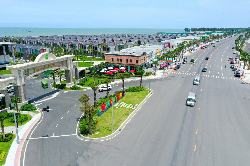 Chiến lược “mở đường mở kinh tế” đang được tỉnh Bà Rịa Vũng Tàu cùng các tỉnh phía Nam thực thi mạnh mẽ. Hình ảnh đường ven biển Hồ Tràm – Bình Châu, đoạn qua phân kỳ The Tropicana, dự án NovaWorld Ho Tram, đã được mở rộng lên 42m