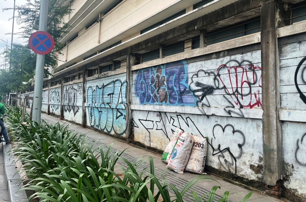 Thực trạng bôi bẩn, vẽ bậy tại TP Hồ Chí Minh tồn tại rất nhiều nơi