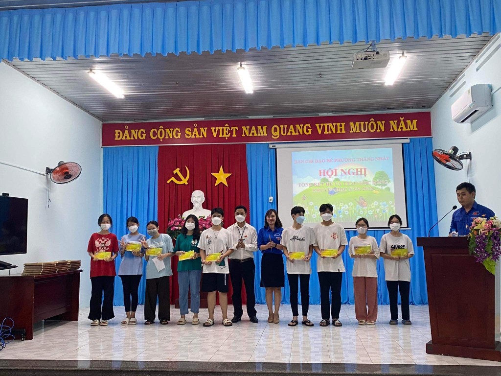 Gửi yêu thương và những lời động viên học tốt đến các em nhỏ gia đình khó khăn