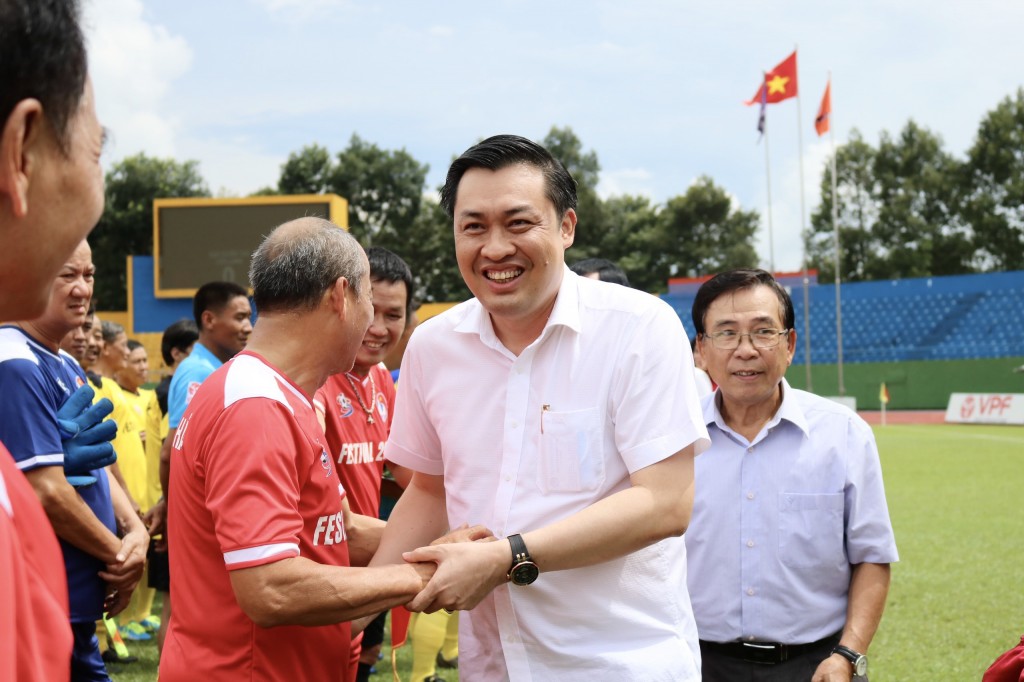 Ông Cao Văn Chóng – Phó Giám đốc Sở Văn hóa, Thể thao và Du lịch tỉnh Bình Dương, Phó Chủ tịch LĐBĐVN, trưởng Ban Tổ chức bắt tay chào mừng các cựu cầu thủ 3 miền Bắc – Trung - Nam về Bình Dương dự Festival Ông Cao Văn Chóng – Phó Giám đốc Sở Văn hóa, Thể thao và Du lịch tỉnh Bình Dương, Phó Chủ tịch LĐBĐVN, trưởng Ban Tổ chức bắt tay chào mừng các cựu cầu thủ 3 miền Bắc – Trung - Nam về Bình Dương dự Festival