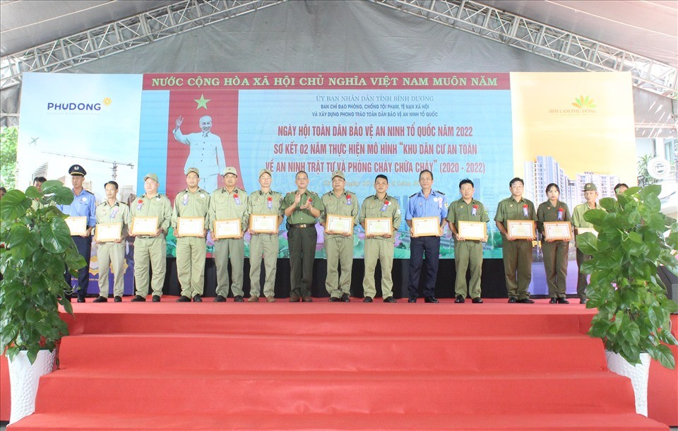 Các cá nhân được khen thưởng