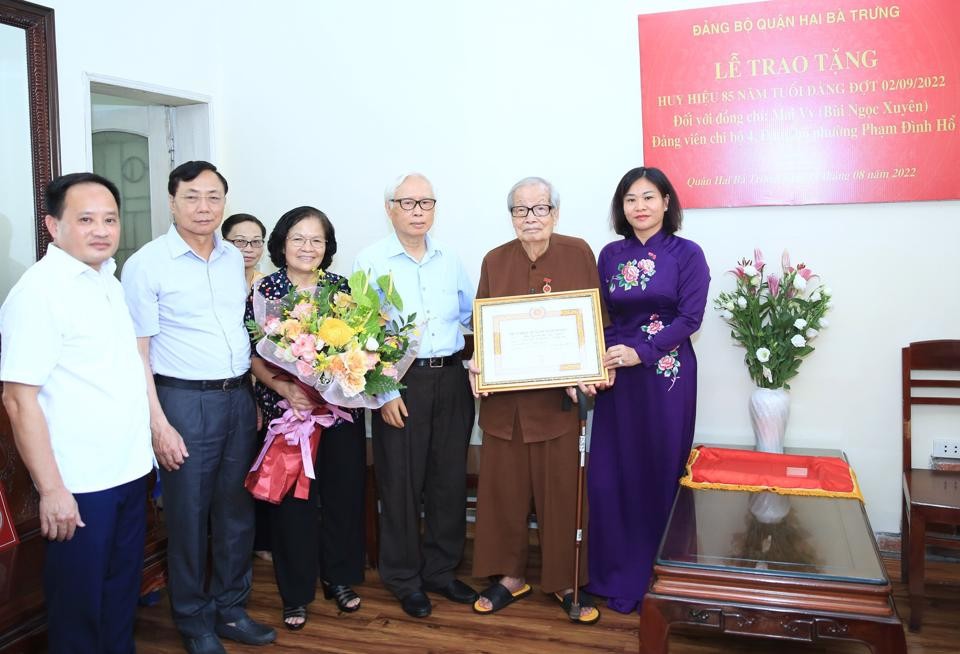 Đảng viên lão thành quận Hai Bà Trưng nhận Huy hiệu 85 năm tuổi Đảng