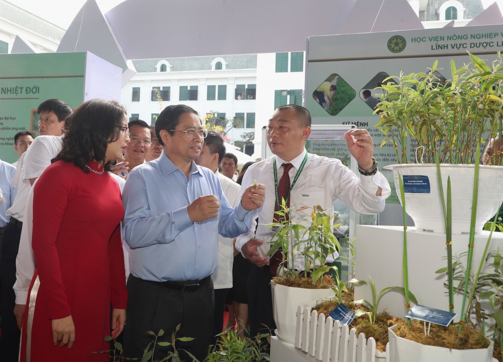 Thủ tướng Chính phủ Phạm Minh Chính thăm các gian hàng tại “Hành trình khởi nghiệp đổi mới sáng tạo và Ngày hội việc làm VNUA - 2022”