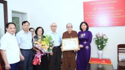 Đảng viên lão thành quận Hai Bà Trưng nhận Huy hiệu 85 năm tuổi Đảng