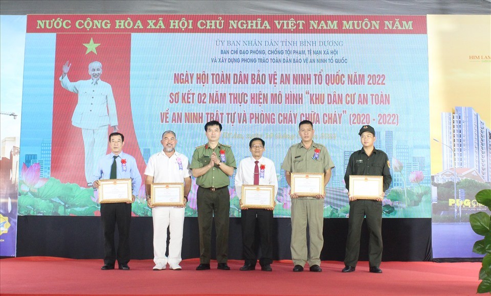 Ban chỉ đạo 138 tỉnh Bình Dương đã tặng giấy khen cho 5 cá nhân đã có thành tích xuất sắc trong phong trào toàn dân bảo vệ an ninh tổ Quốc.
