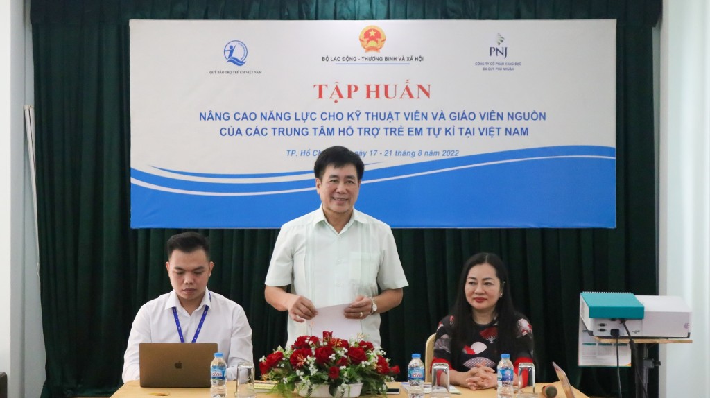 ông Hoàng Văn Tiến – Giám đốc Quỹ Bảo trợ trẻ em Việt Nam đã tóm tắt kết quả 3 năm thực hiện dự án “Nâng cao nhận thức về tự kỷ ở trẻ em Việt Nam”