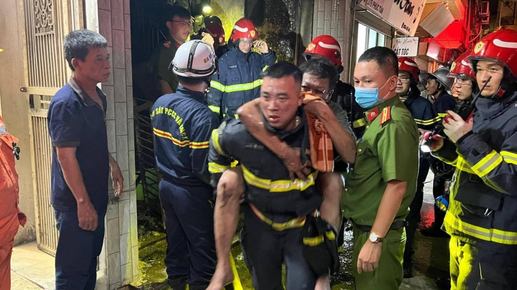 Anh và đồng đội không màng nguy hiểm luôn cố gắng tìm kiếm cứu nạn, cứu hộ nhanh nhất 