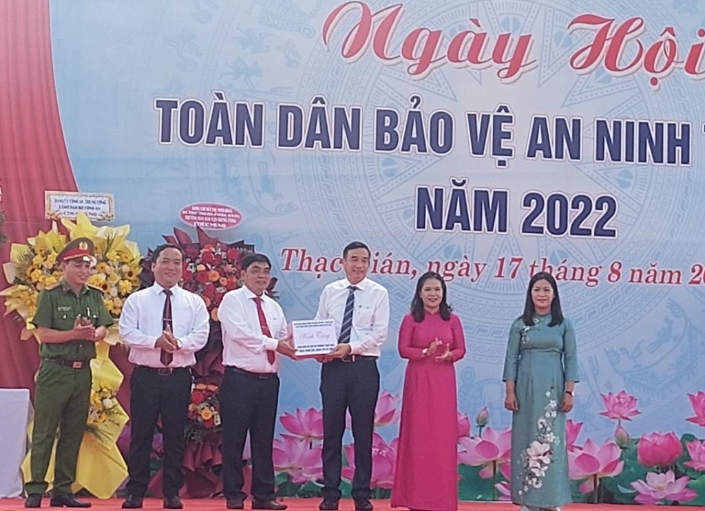 Các cá nhân, tập thể nhận bằng khen, quà tặng động viên của Trung ương và lãnh đạo địa phương. 