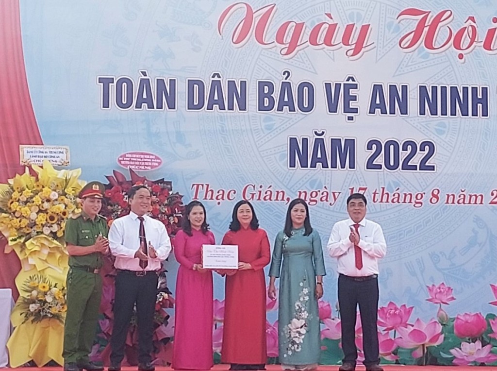 Bà Bùi Thị Minh Hoài, Bí thư Trung ương Đảng, Trưởng Ban Dân vận Trung ương tặng hoa và quà cho Đảng bộ, chính quyền và nhân dân Phường Thạc Gián, Quận Thanh Khê, TP Đà Nẵng