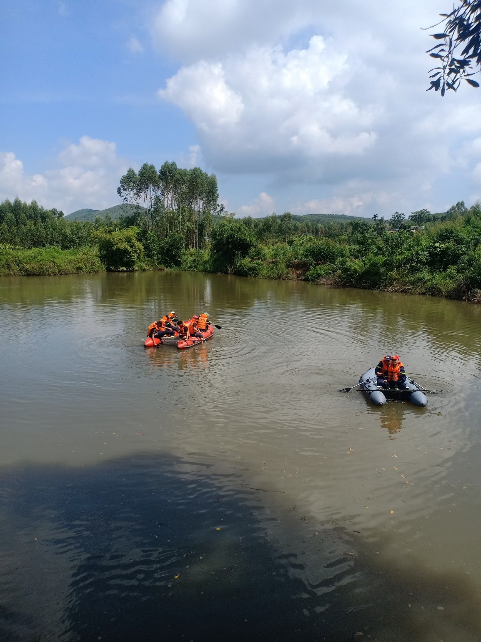 Lực lượng chức năng triển khai lực lượng, phương tiện để tìm kiếm nạn nhân