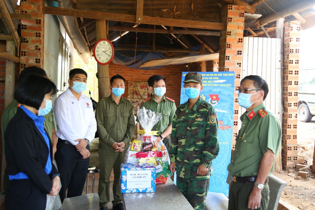 Chương trình Tháng ba biên giới, thăm hỏi CBCS biên phòng tại Chốt phòng chống dịch Covid-19 tại huyện Tân Biên, tỉnh Tây Ninh 