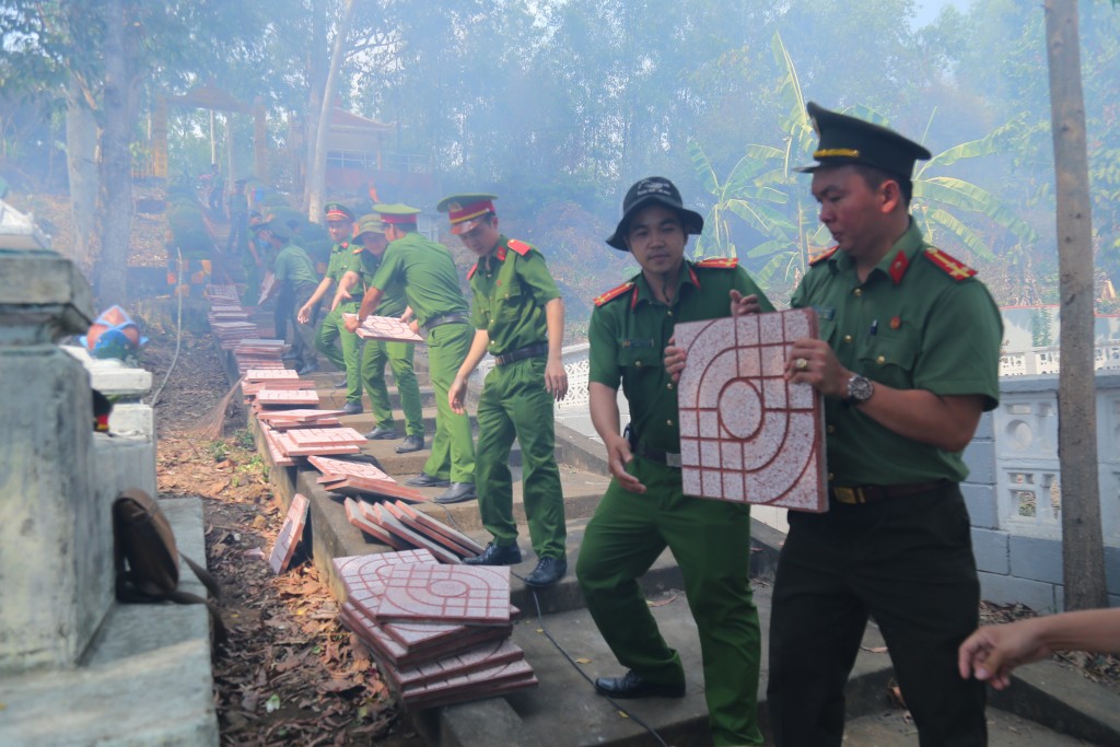 ĐVTN tham gia lát gạch lối đi vào Khu di tích Cù Lao Rùa, thị xã Tân Uyên