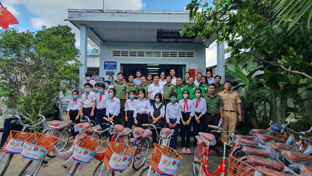 Hành trình Vì biên cương Tổ quốc lần 2 năm 2022: Phối hợp Hội Doanh nhân trẻ BD tặng 50 chiếc xe đạp cho học sinh hiếu học tại Bến Tre