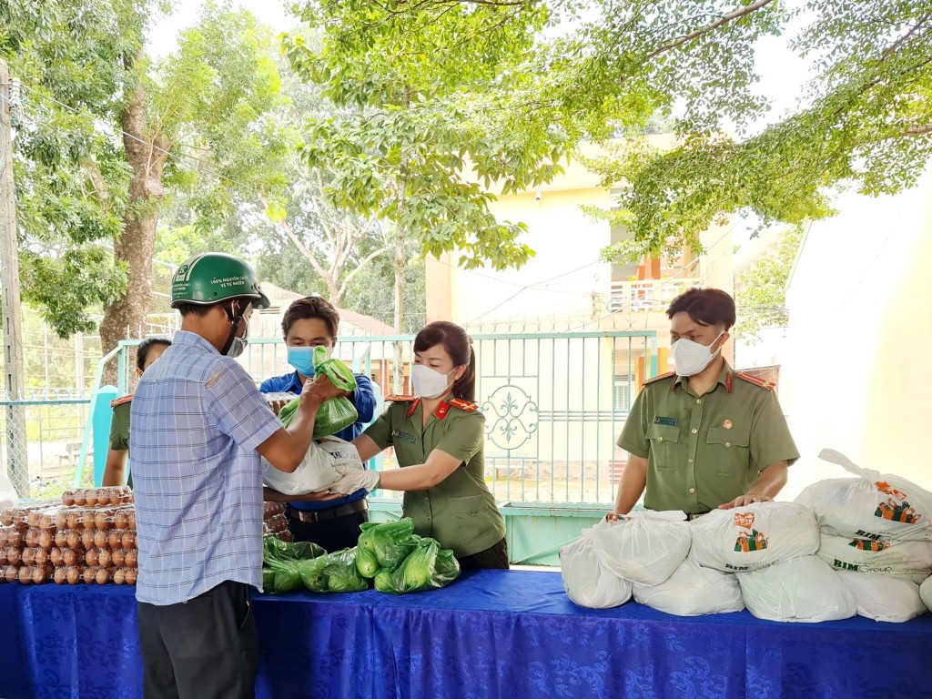 Ra quân tặng 1.000 phần nhu yếu phẩm cho ngươi dân gặp khó khăn do dịch COVID-19 tại huyện Bàu Bàng