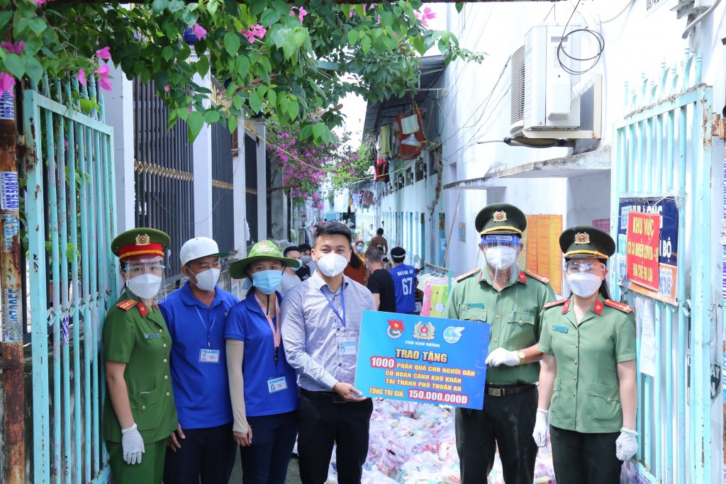 Ra quân tặng 1.000 phần nhu yếu phẩm cho ngươi dân sống trong các khu phong tỏa do dịch COVID-19 tại TP Thuận An