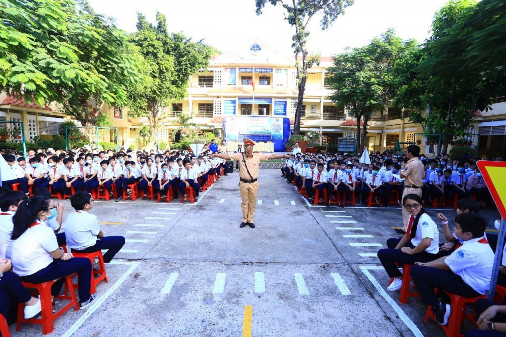 Bài 2: Xây dựng hình ảnh chiến sĩ Công an trẻ trong thời kỳ mới