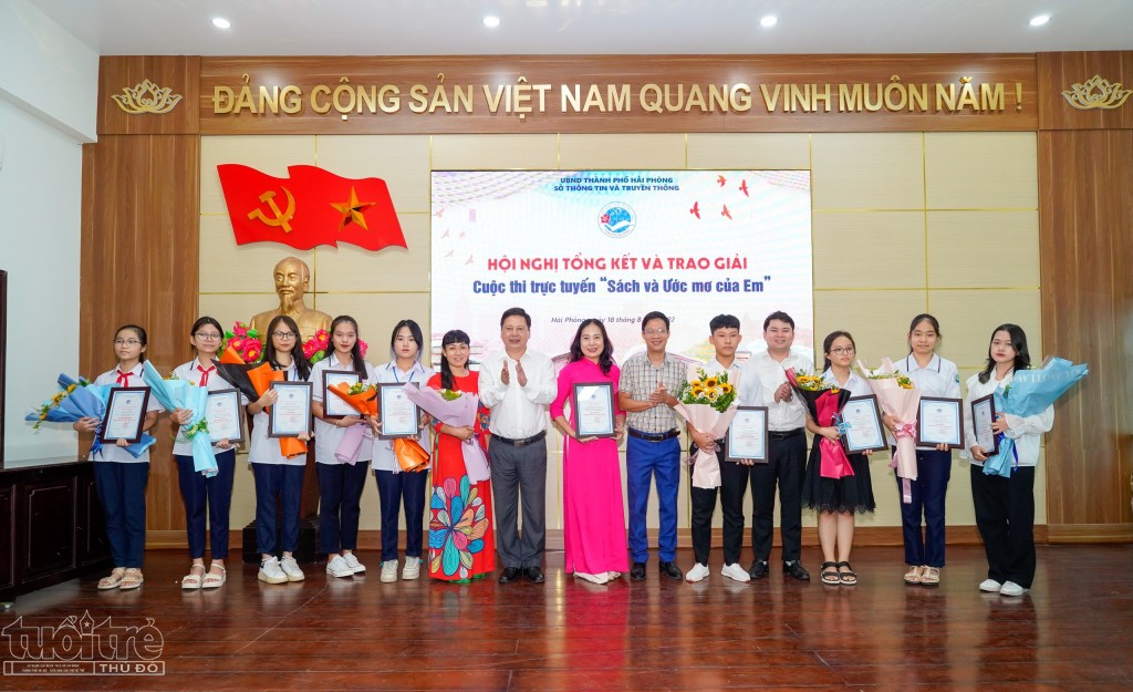 Lãnh đạo Ban Tuyên giáo Thành uỷ và Sở Thông tin và Truyền thông Hải Phòng trao giải cho tập thể và các cá nhân đạt giải.