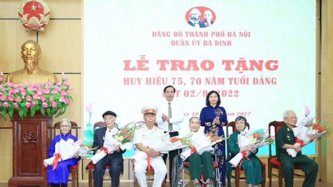 Lãnh đạo Thành ủy Hà Nội trao Huy hiệu Đảng tặng các đảng viên lão thành quận Ba Đình