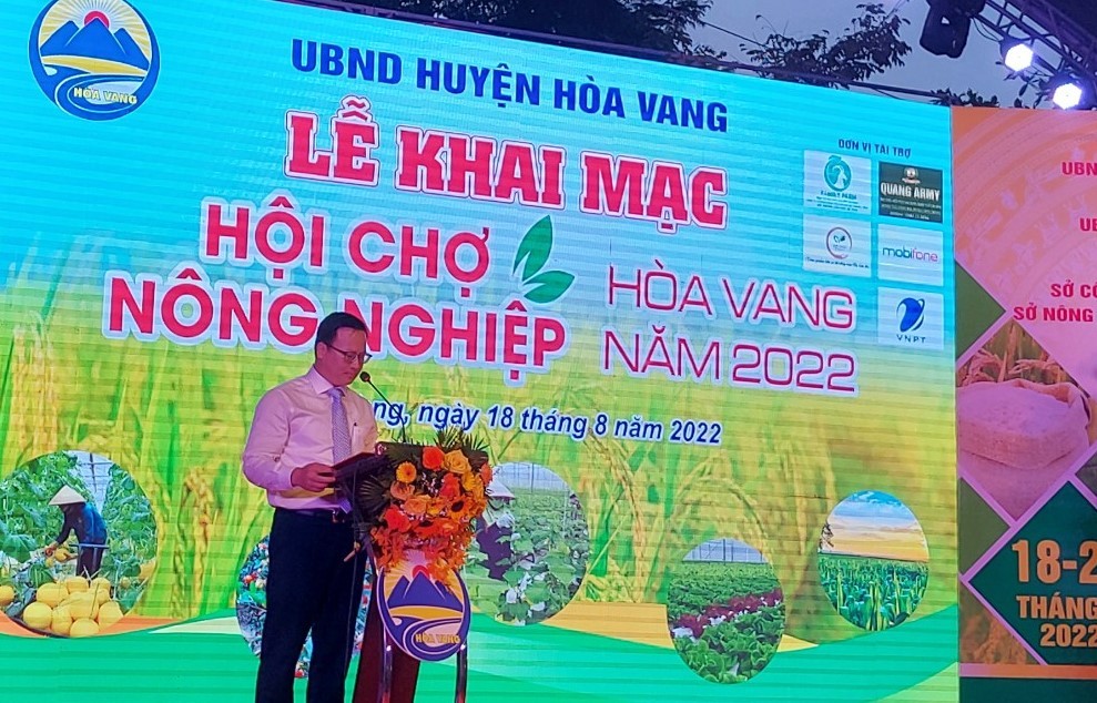 Ông  Phan Duy Anh, Phó Chủ tịch UBND huyện Hòa Vang phát biểu tại Hội chợ