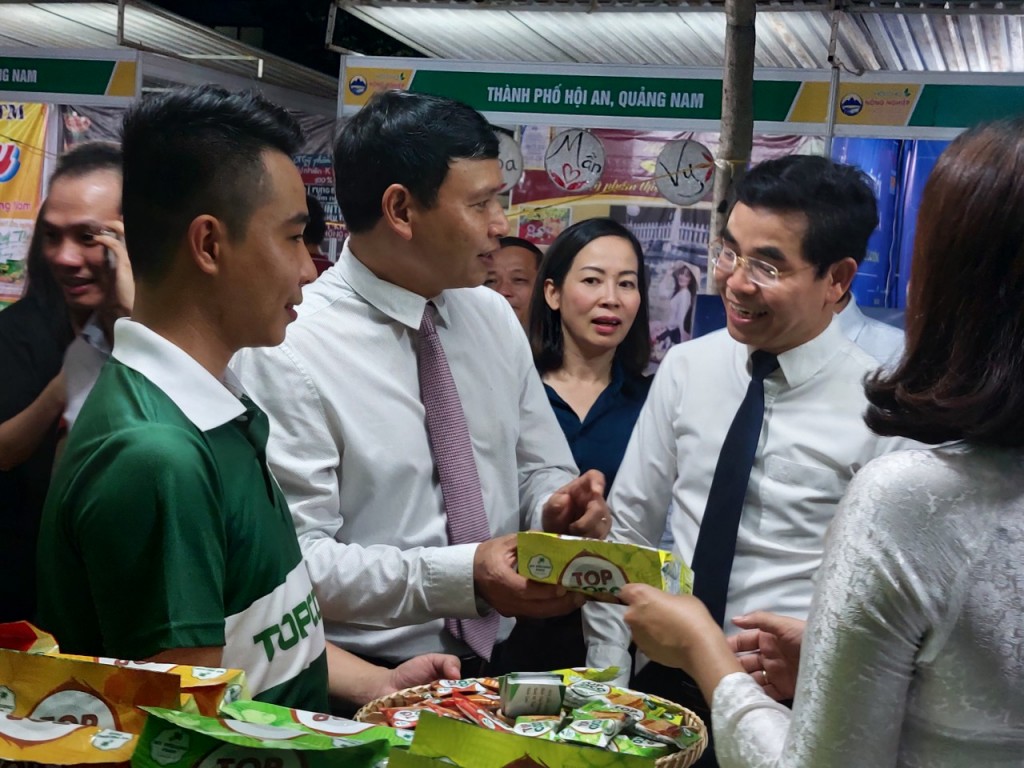 Lãnh đạo UBND huyện Hòa Vang tham quan các gian hàng tại Hội chợ